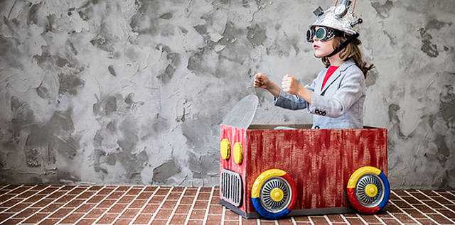 Dziecko z zabawkowym zestawem słuchawkowym wirtualnej rzeczywistości w nowoczesnym biurze na poddaszu